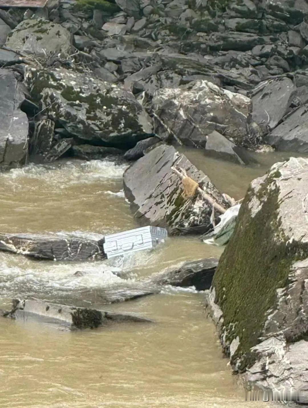 川西阿坝县坠崖事故，给喜欢旅游的人敲了警钟1、必须租车的，一定要选择信誉好的