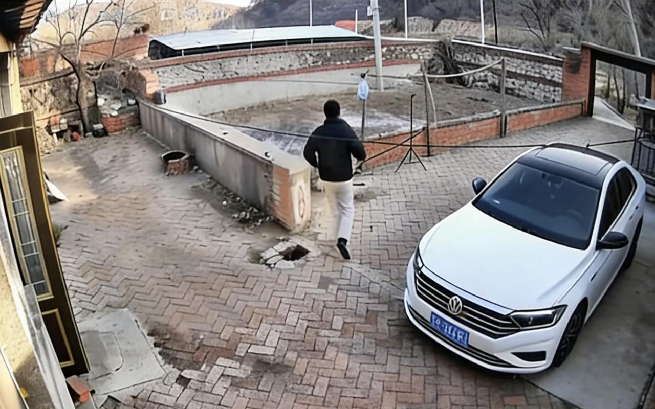 父母离世男子归乡无依，邻居二姐爬墙递热饭，远亲真不如近邻啊！2026年2月4