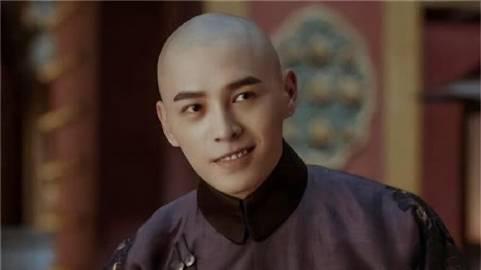 1736年，乾隆的弟弟弘昼与讷亲发生争执，当着百官的面，弘昼突然一脚将讷亲踹倒，