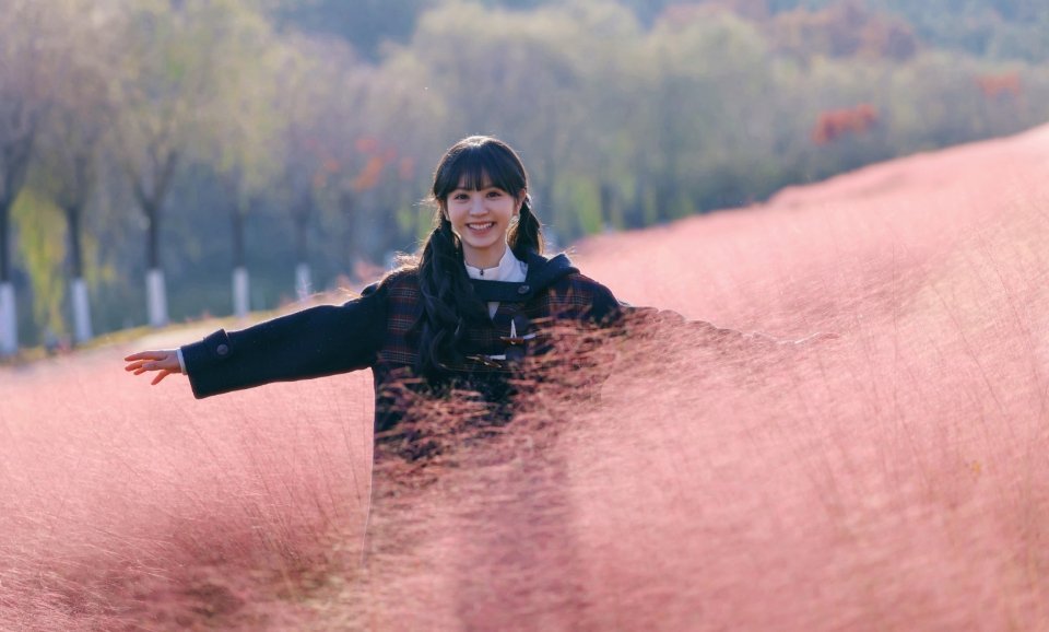 田曦薇《天才女友》路透堪称小说女主照进现实的名场面，齐刘海黑长直是清透校园白月光