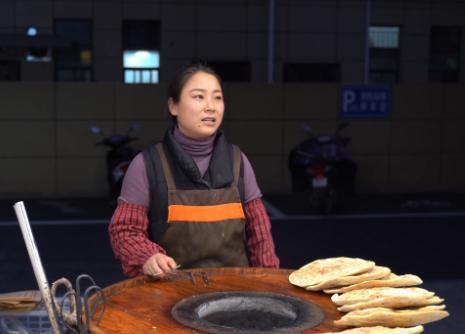 “没人敢娶！”安徽，2022年，一33岁女子卖烧饼每天4点半起床，11点睡觉，每