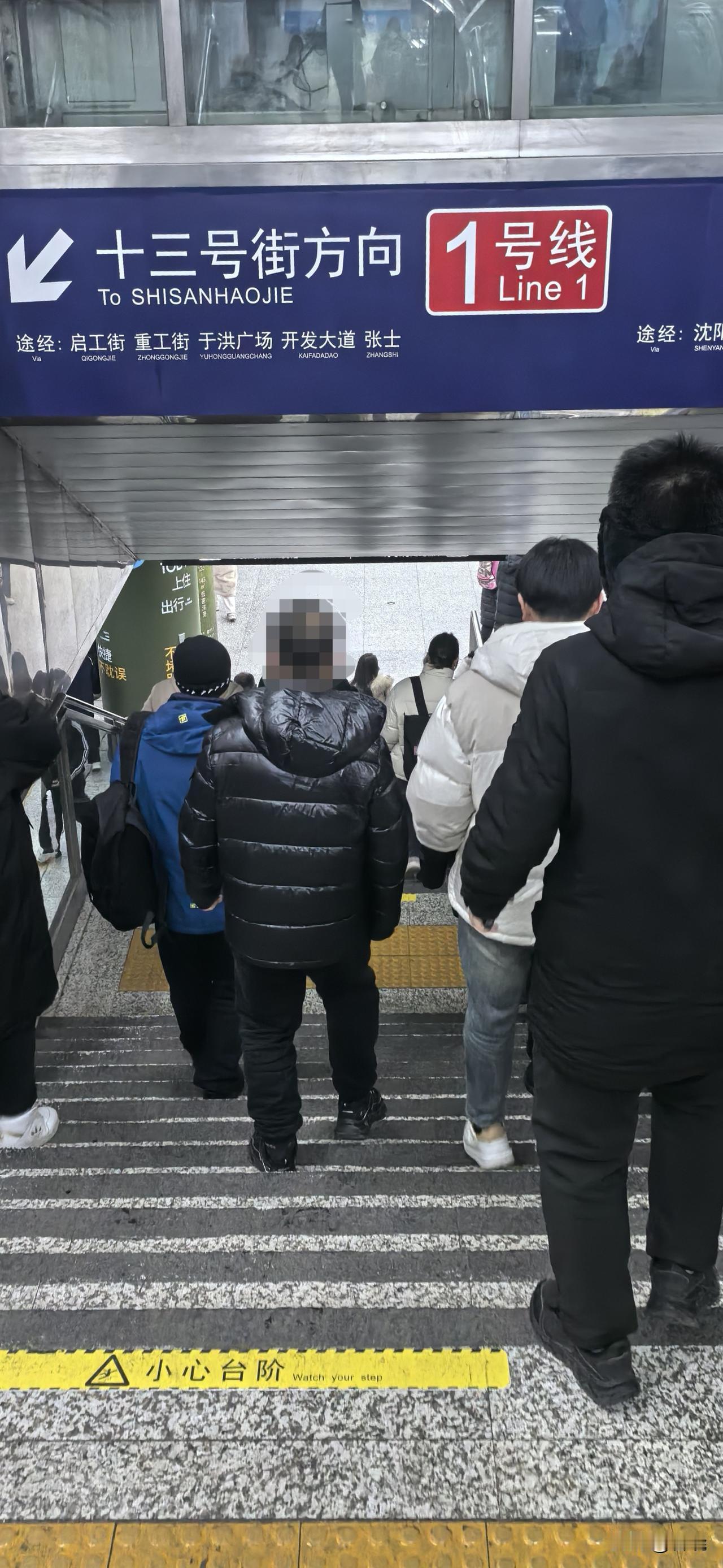 周三晚十点的沈阳地铁一号线，沈阳这座东北地铁流量第一城处处彰显活力。