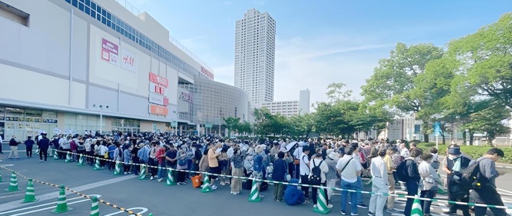 日本超市抢购潮：卫生纸、中国大米被抢空！近日，日本多地超市上演了一场荒诞的抢