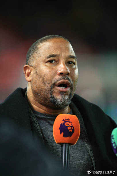 利物浦传奇球员约翰·巴恩斯表示：“现在是萨拉赫离开利物浦的最佳时机，尤其是在球队