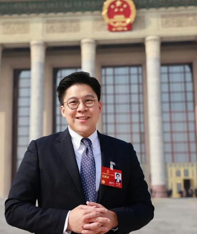 霍启刚曾在访谈中坦言，自己这辈子遇上两位改变命运的贵人，一位磨平了他的骄躁，重塑