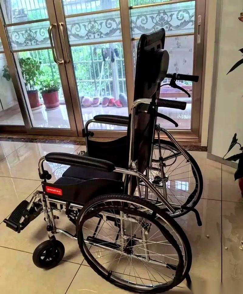 我妈走了一年了。但我总想起她最后那半年，我跟她的大便，战斗了整整半年。脑胶质