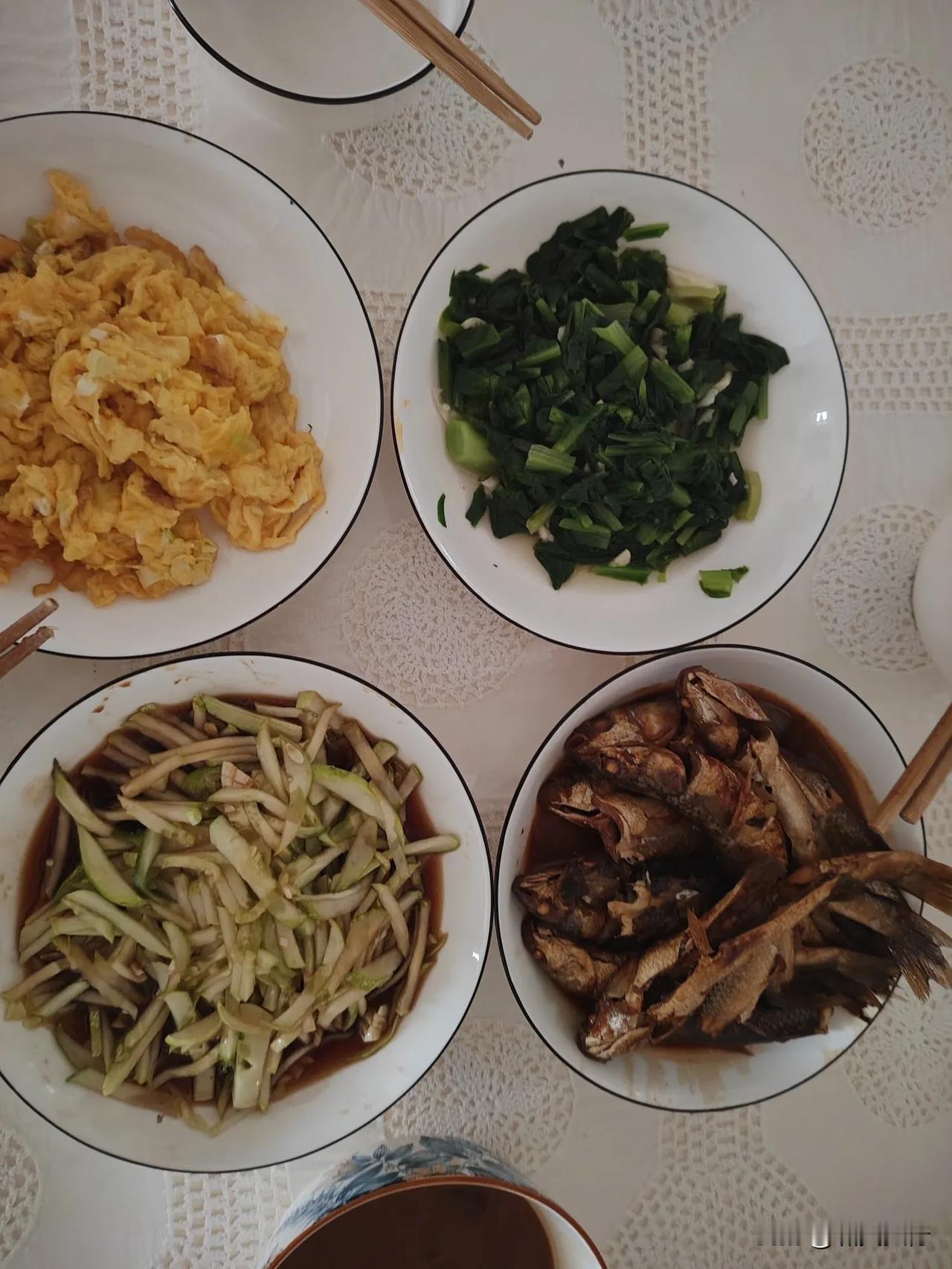 午饭记梭鱼鲜香黄瓜脆爽油麦青绿鸡蛋嫩黄日子平常有点余粮奢俭有度