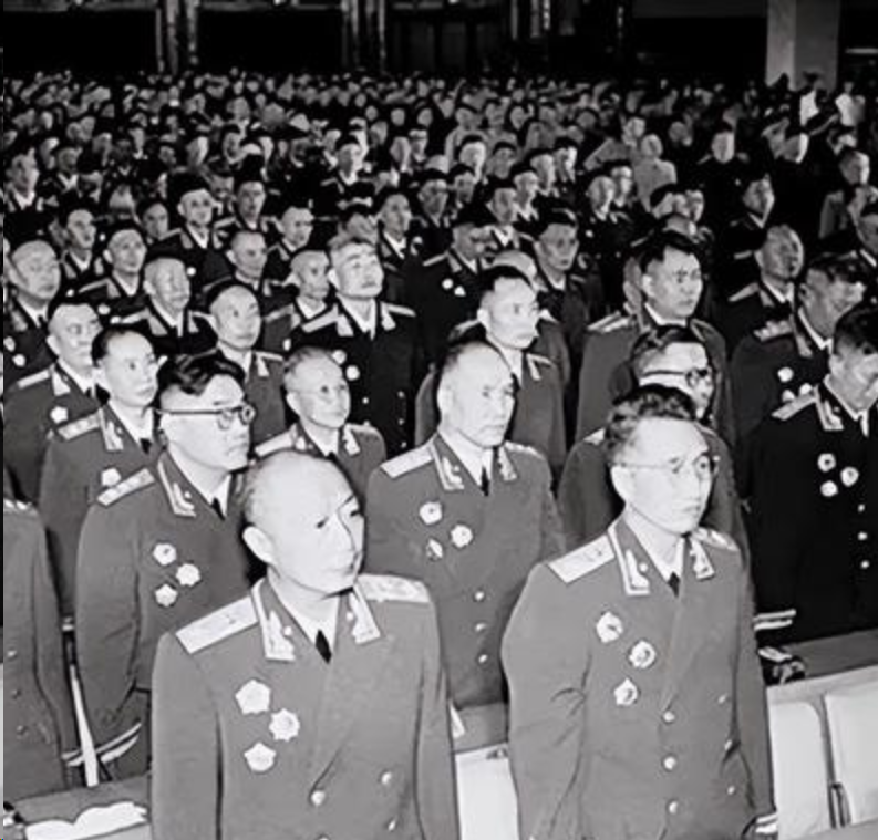 1955年，授勋前夕，叶剑英元帅检查授勋人员名单时，突然面色一沉，指着上面两个人