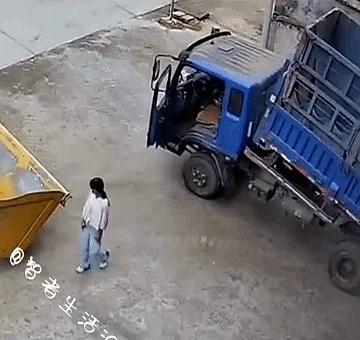 刚才刷到一个视频，直接给我看愣了。危急关头，那位小姐姐纵身一跃的样子，真的太飙