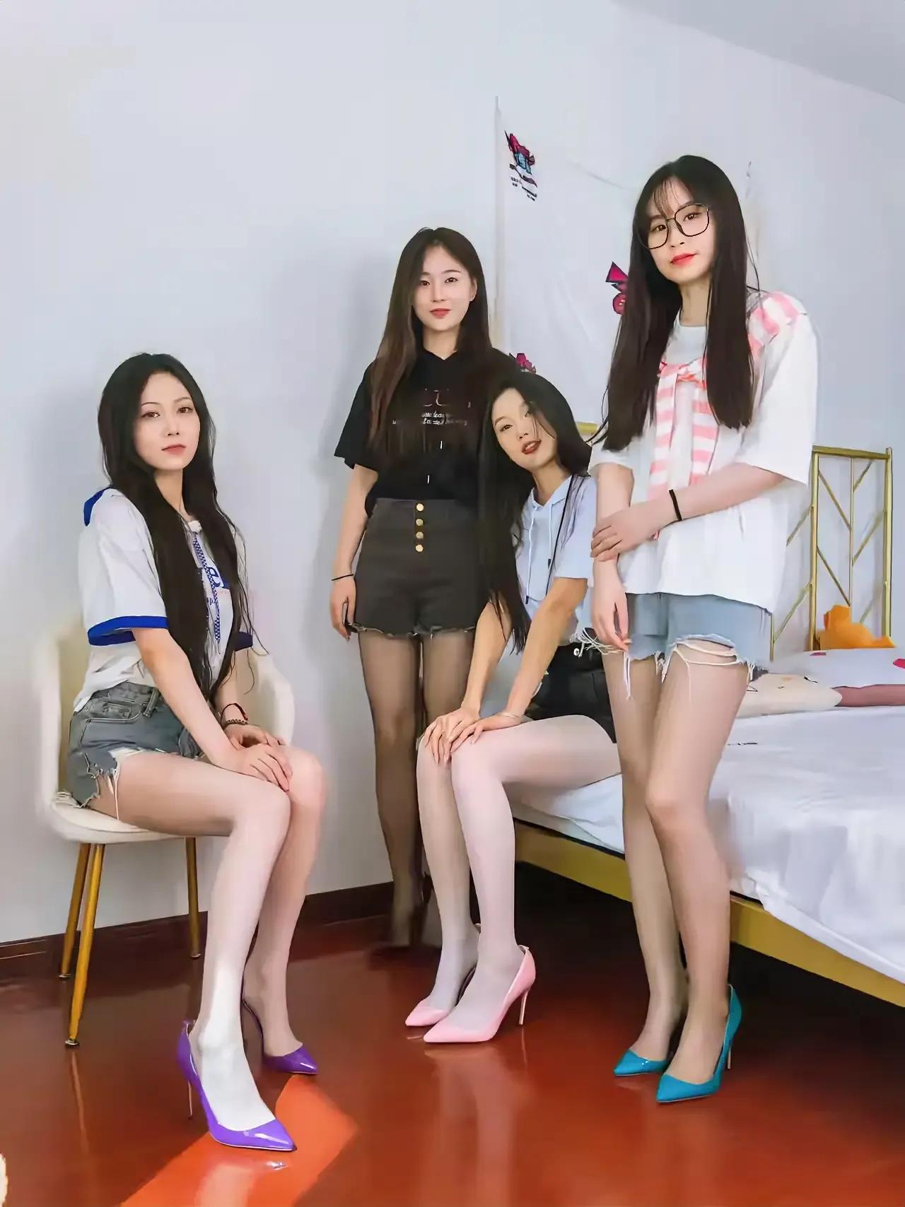 哇。气质真好，同样的穿衣风格，同样的鞋子。