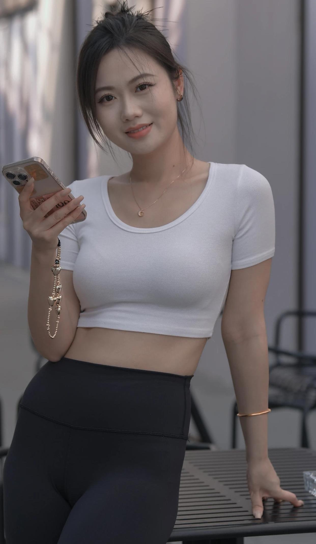 简单而又随性的穿搭，满满的松弛感，享受着生活片刻的宁静。