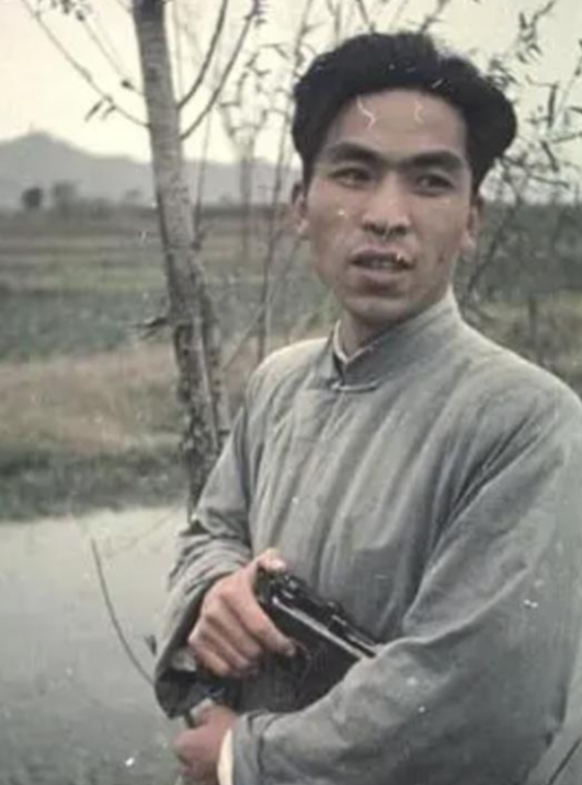 1947年，地下党被处决前婉拒房东送的断头饭：“我吃不下”，房东弯腰轻声说：“这