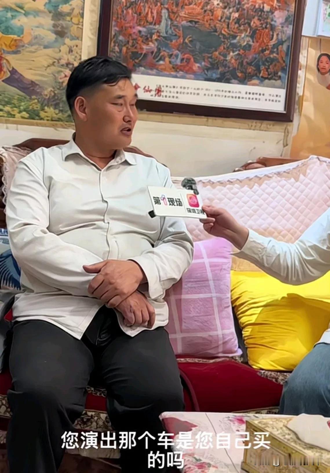 有媒体问大衣哥朱之文，你换车了？大衣哥一听，连忙辟谣。昨日，某媒体采访大衣哥