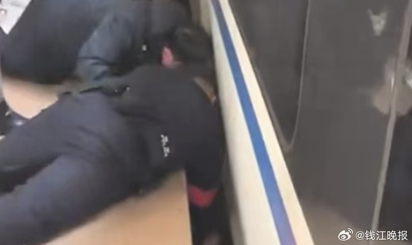 15秒生死营救！杭州乘警惊险救回掉入高铁股道幼童
