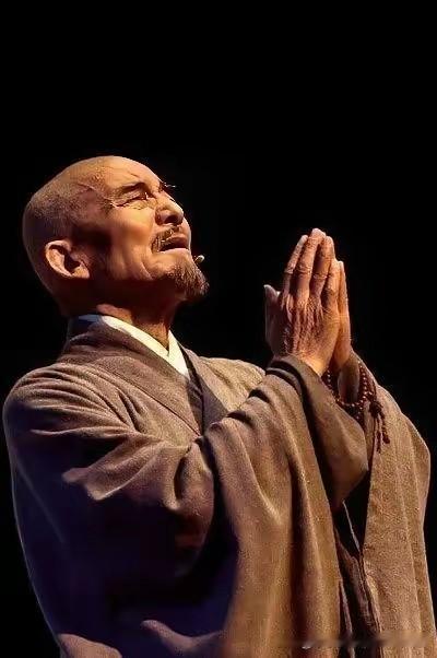 弘一法师晚年，四肢浮肿溃烂，拒绝服药，直面死亡。临终前，他将弟子叫到身边，再三叮