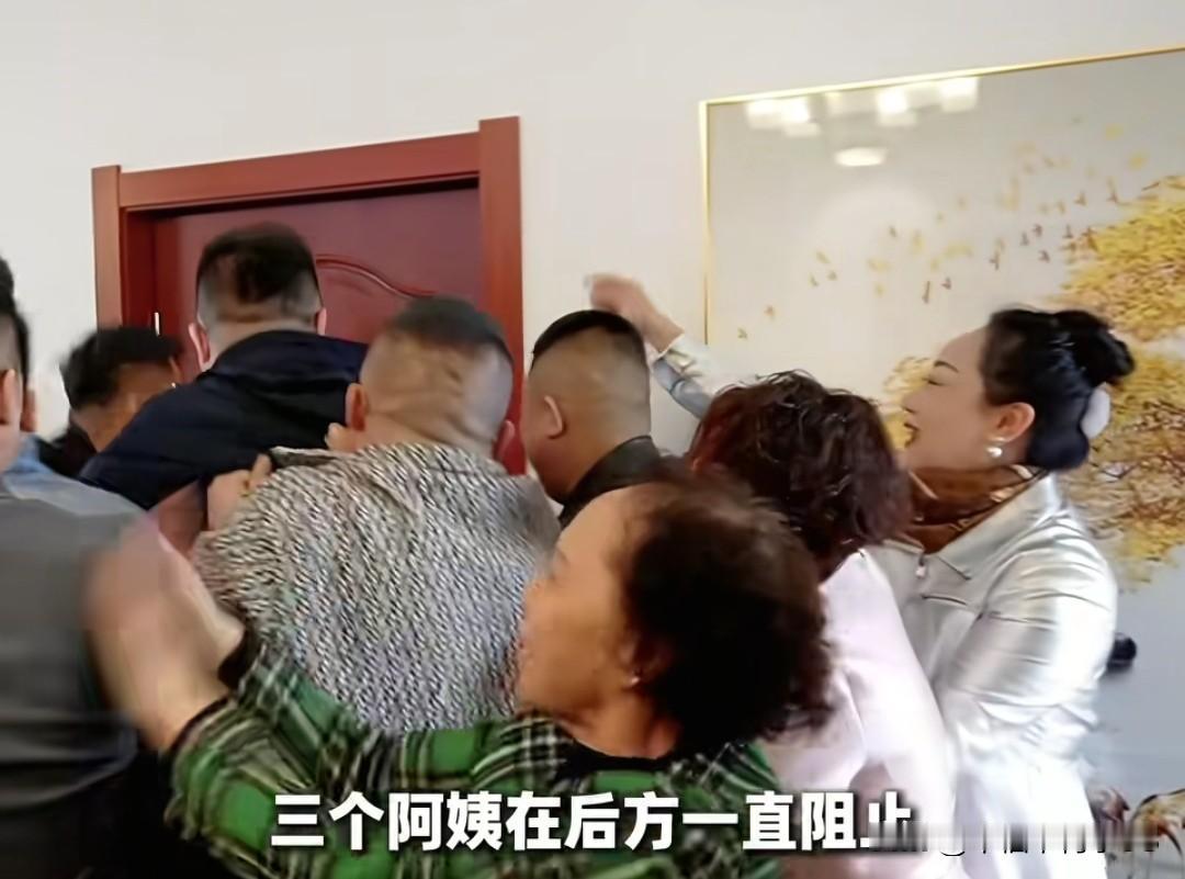 婚闹现场！伴郎团猛撞门，撞开全场傻眼，新郎带着伴郎团冲到新娘家，一群人上来就