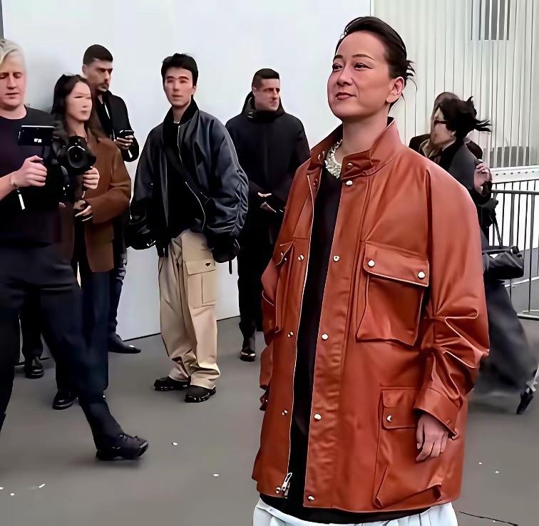 贾玲最狠的一步棋，不是瘦100斤，而是这场“商业撤退”。她把“大碗娱乐”的艺人