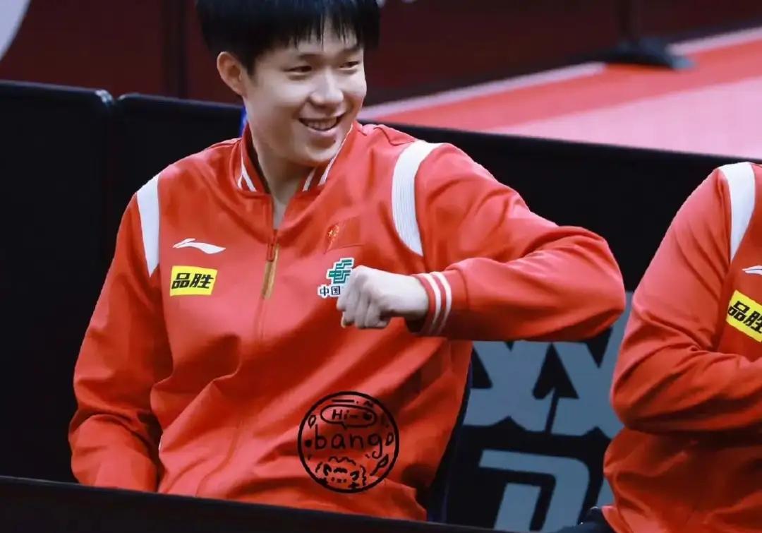 王楚钦笑了,向鹏懵圈了,周启豪兴奋到露齿笑!王楚钦主动让C位,把捧杯机会给了没怎