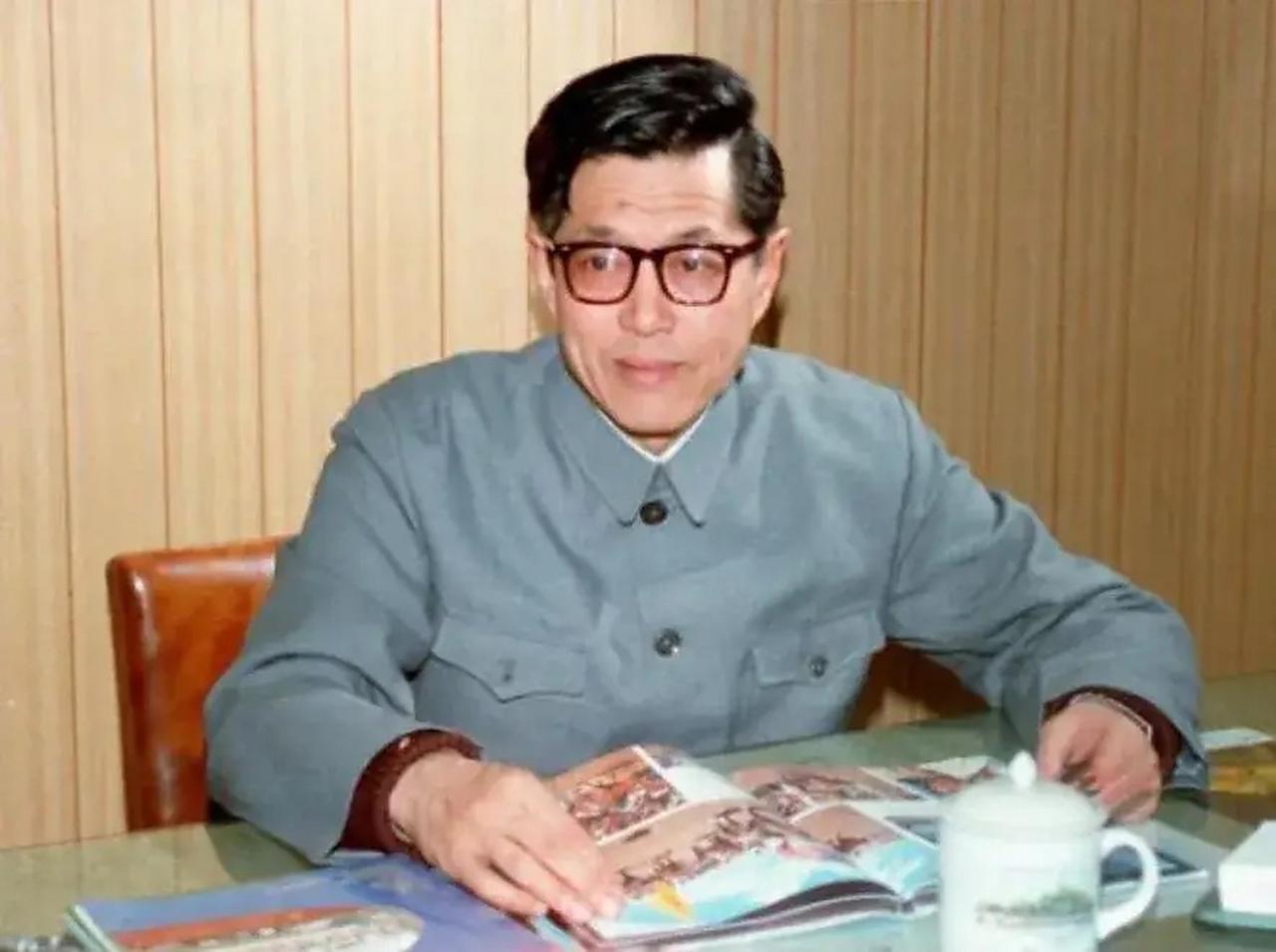 杨振宁先生的弟弟杨振汉，出生于一九三二年，北京人，毕业于上海交通大学，曾任上海外