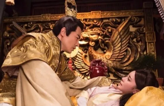 南宋年间，宋理宗赵昀搂着一个又黑又瘦、斜眼的女子睡了一晚。第二天早上赵昀指着女子