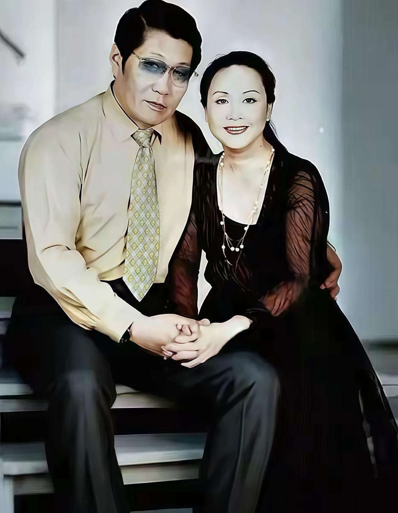 下图是李谷一和丈夫肖卓能（开国大将萧劲光的儿子）的一张合影，摄于90年代。李谷一