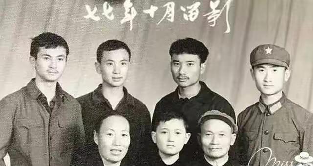王健林有兄弟五人，林宁有一个哥哥两个弟弟，他们夫妻俩长相不错，却只生王思聪一个孩