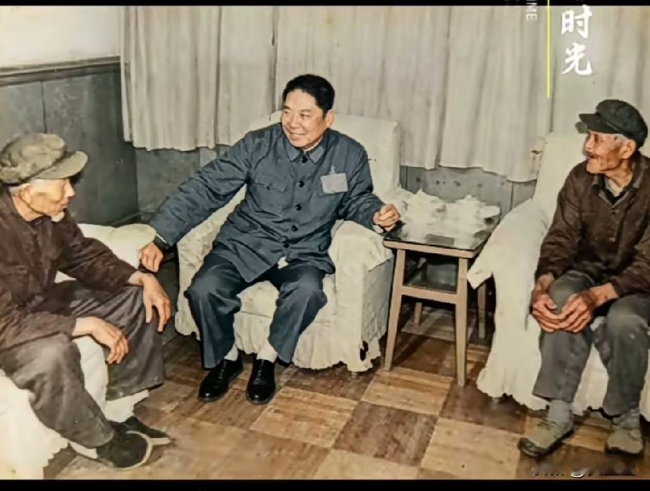 杨得志会见大渡河老船工留影1983年5月的北京，杨得志将军见到了远道而来的龚万