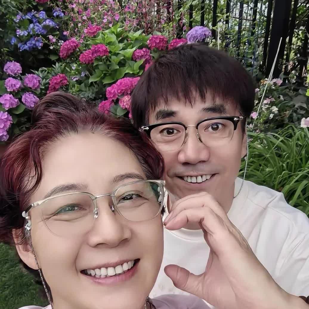 6月2日，范明给大家喂了一把“狗粮”，他和大6岁妻子在花园大方秀恩爱！已经61岁
