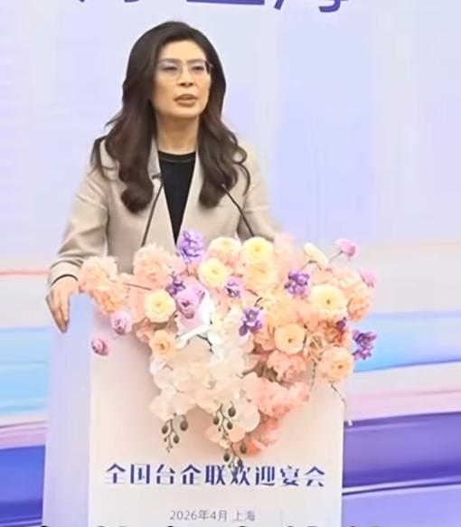 郑丽文中午在上海东郊宾馆，出席了全国台企联欢宴会，这些台商有不少都是她的老朋友熟