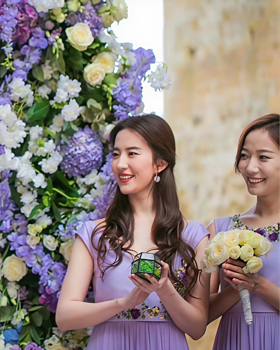 刘亦菲第一次当伴娘，这状态真绝了