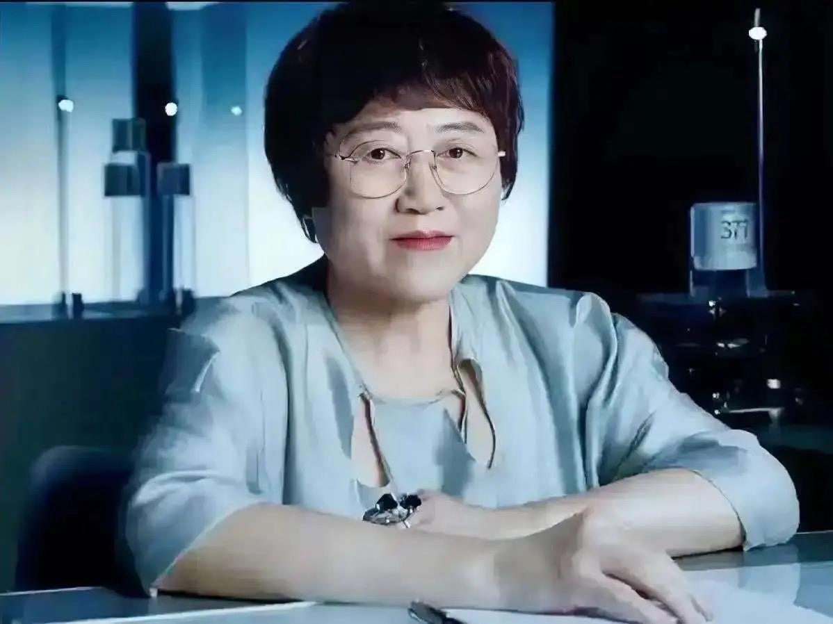 性学专家李银河说：“做老婆的，别管男人跟谁睡，他出去了，不在你身边，你管他干什么