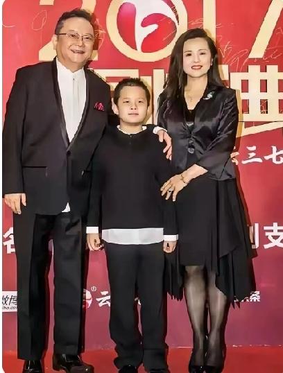 77岁王刚的晚年：60岁得子的甜，熬成了17岁的累77岁的王刚，没在晚年享