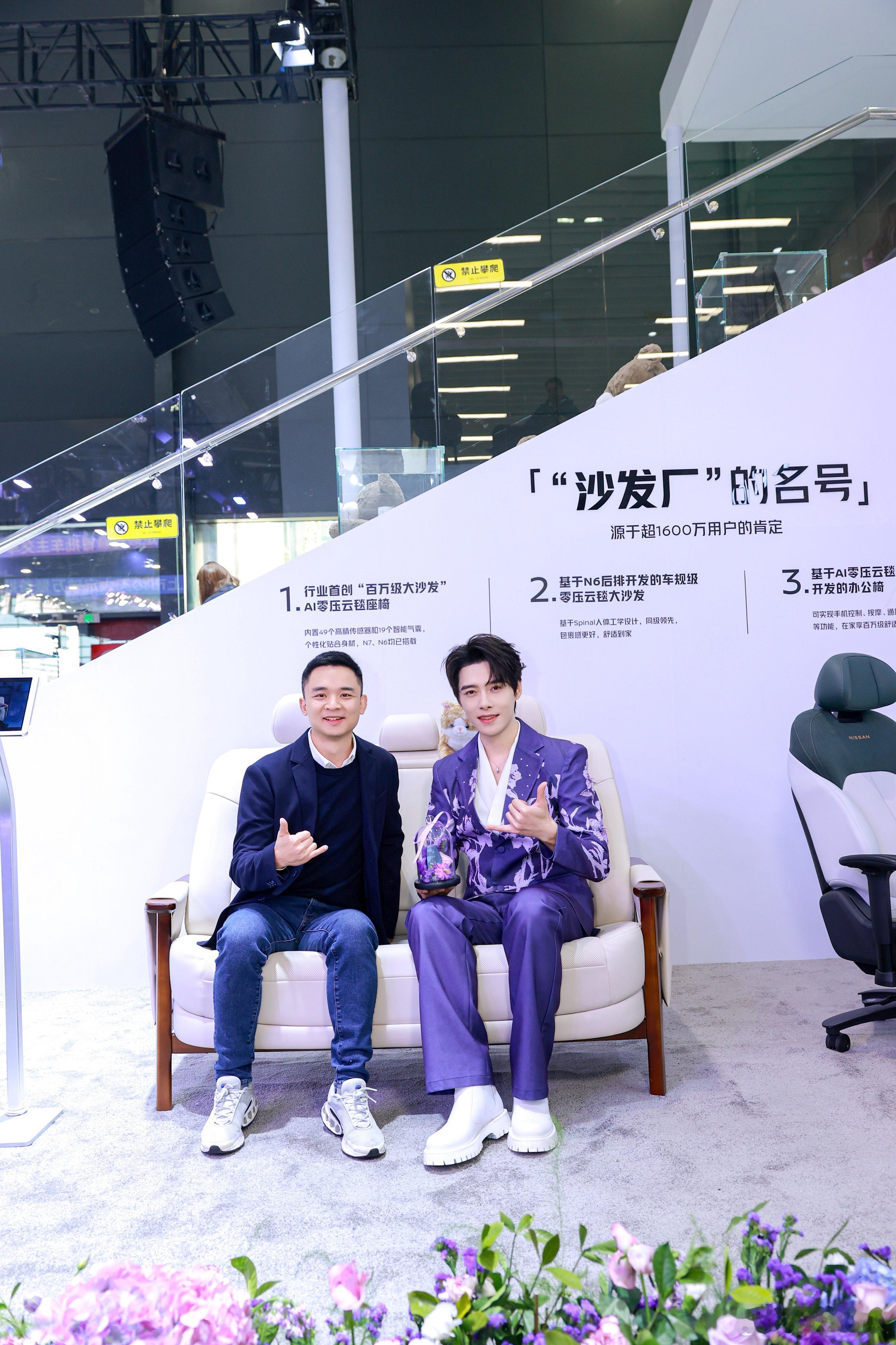 长沙车展，东风日产N6首批交车仪式在众多车主的见证下圆满结束！1.其中成