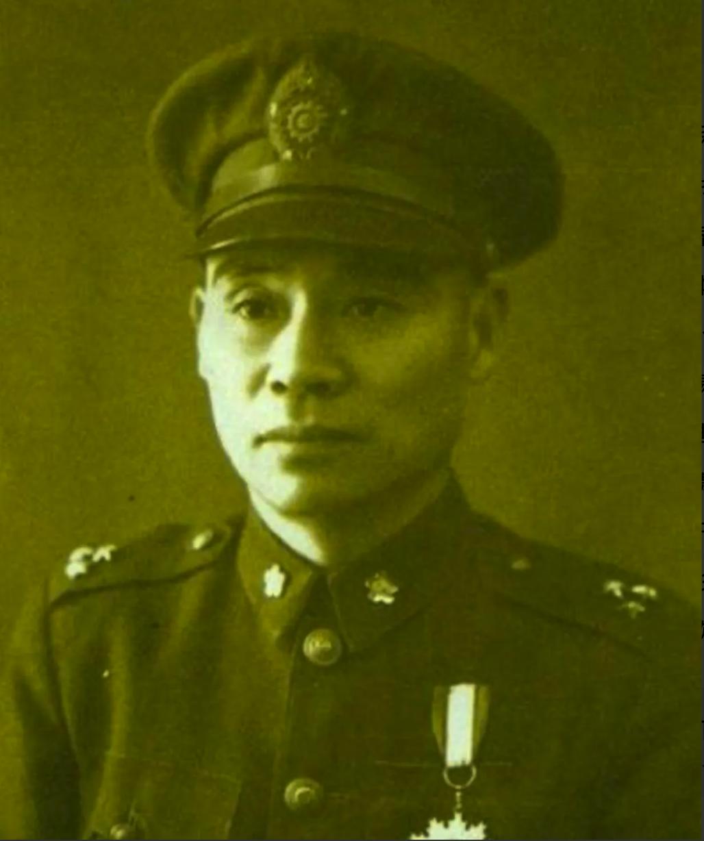 1938年，顾祝同背着老婆许文蓉，偷养小妾，还把小妾的肚子闹大。许文蓉没哭也没