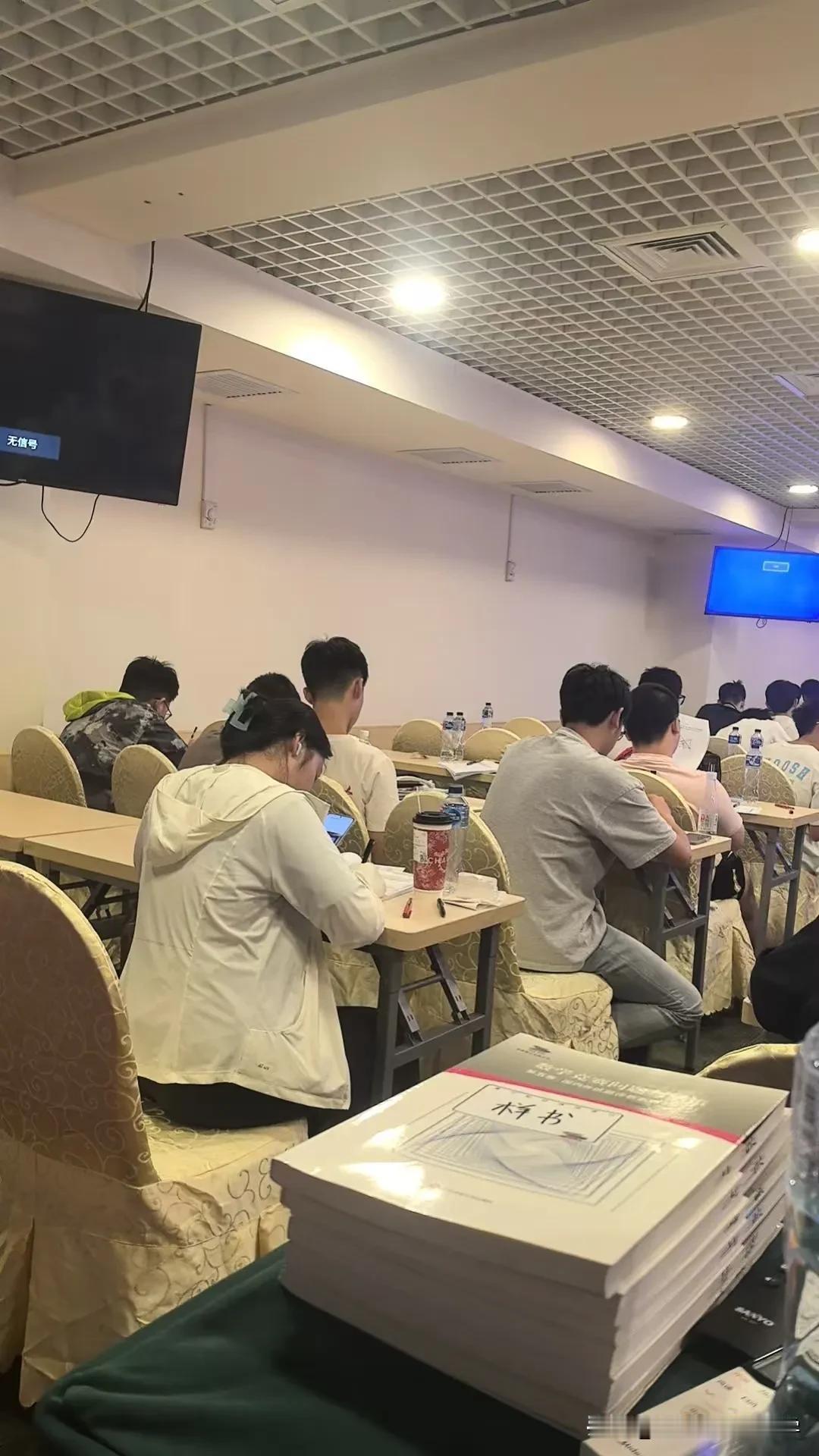 坚持参加数学竞赛培训的女生真是不容易，在男生高手如云的数学竞赛场女生真稀缺，