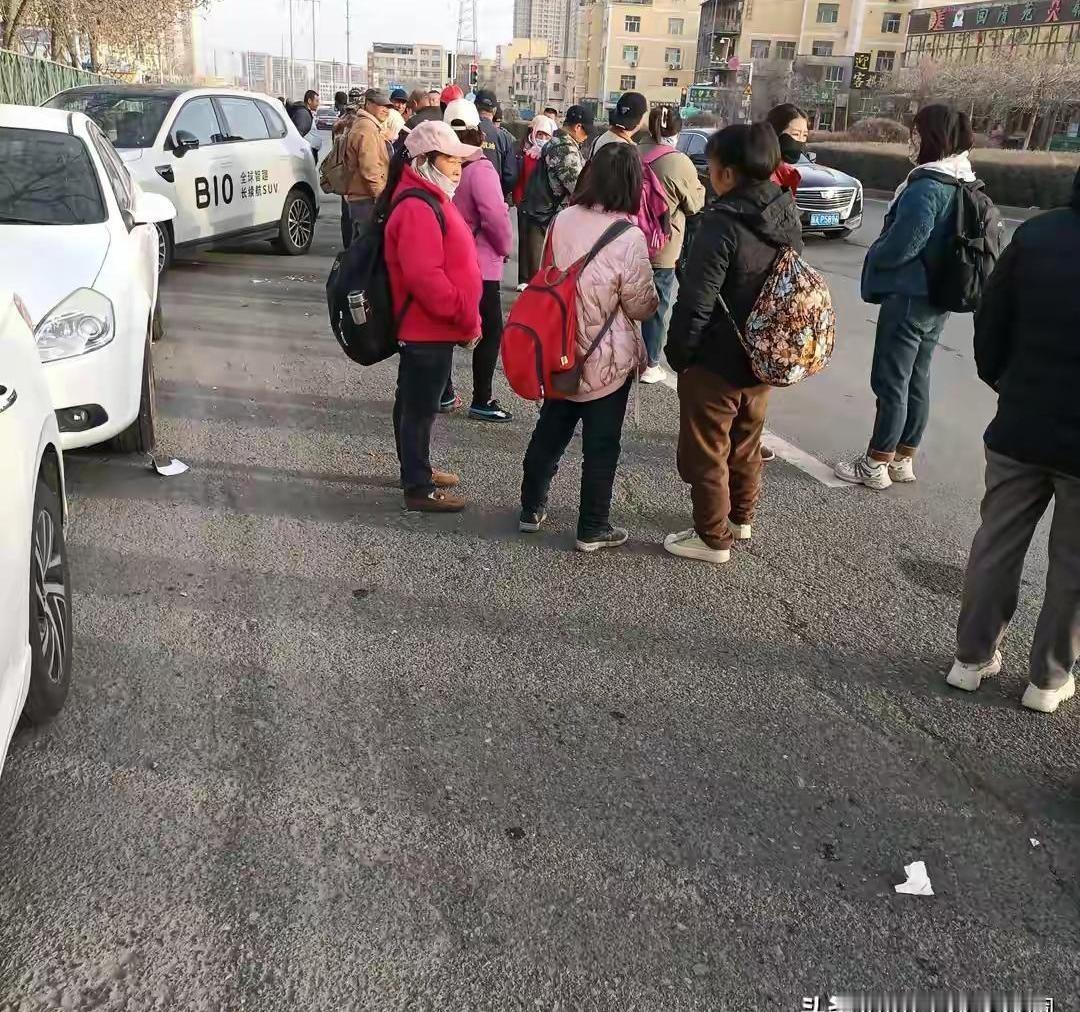 乌鲁木齐的零工市场，总能看到一群甘肃大姐的身影。她们宁愿在这里一天天等活，也不