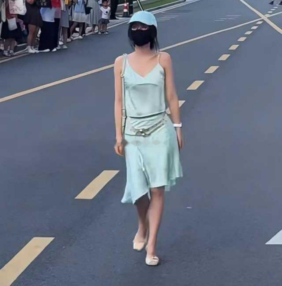 怎么样？[捂脸哭]虞书欣薄荷绿吊带裙​​​