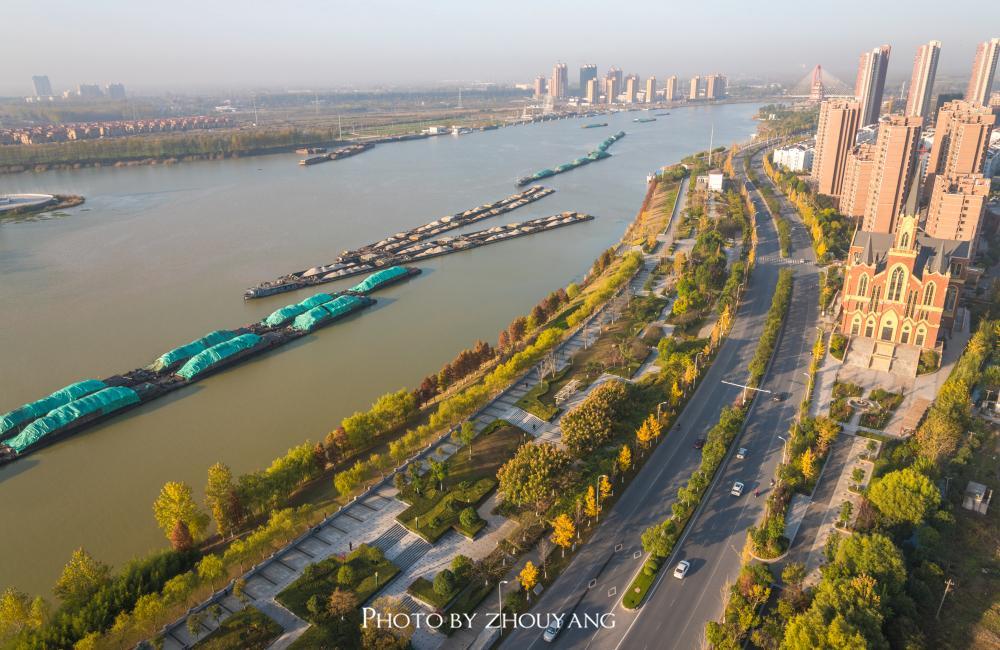 今天我来讲一个我的家乡——江苏省宿迁市泗阳县的秋景,它被誉为全国