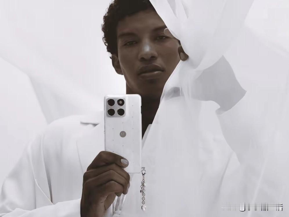 摩托罗拉施华洛世奇特别版Edge70手机亮相今日消息，摩托罗拉现已在海外市