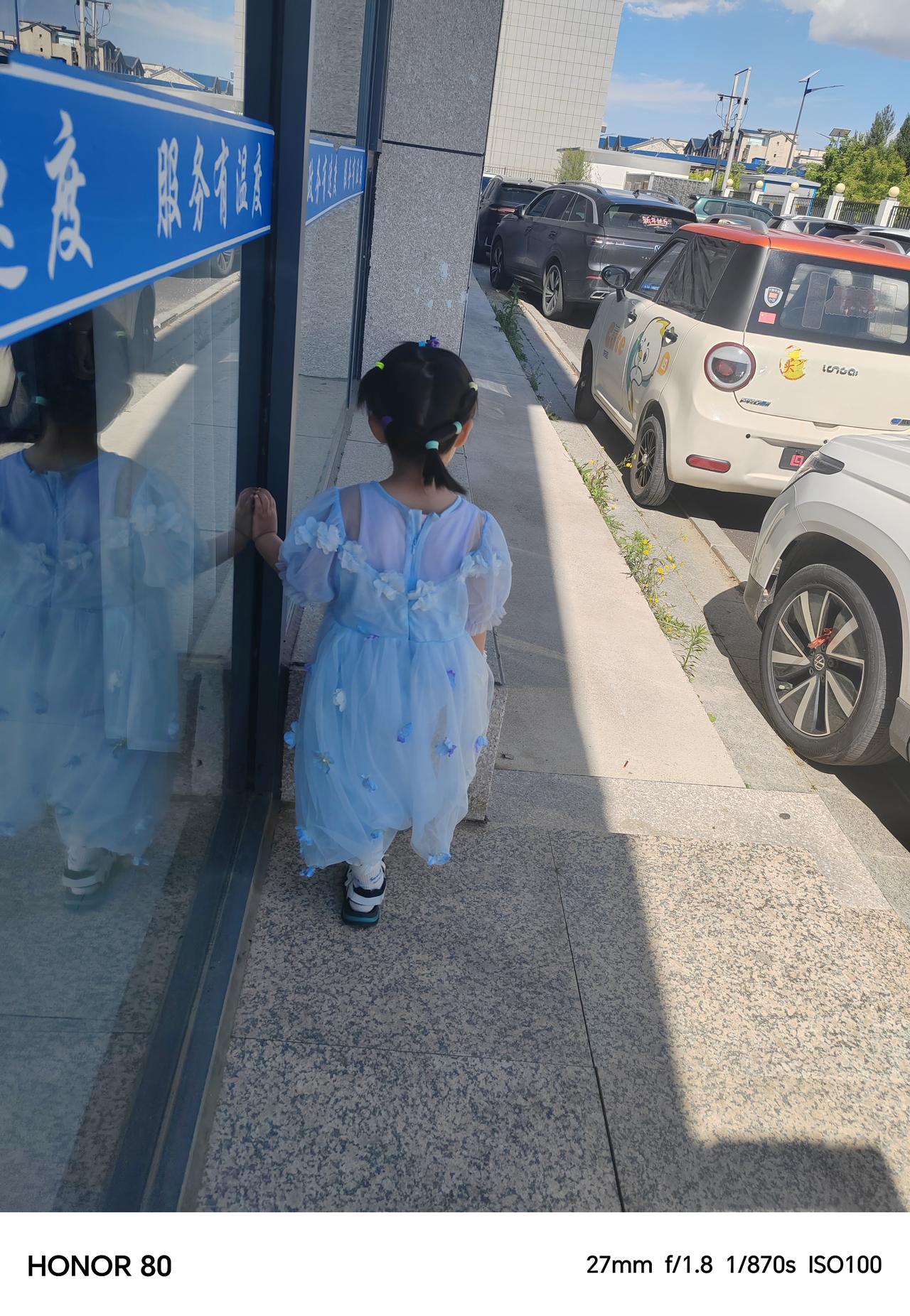 小美女还真逗，让我给他拍背影，哈哈