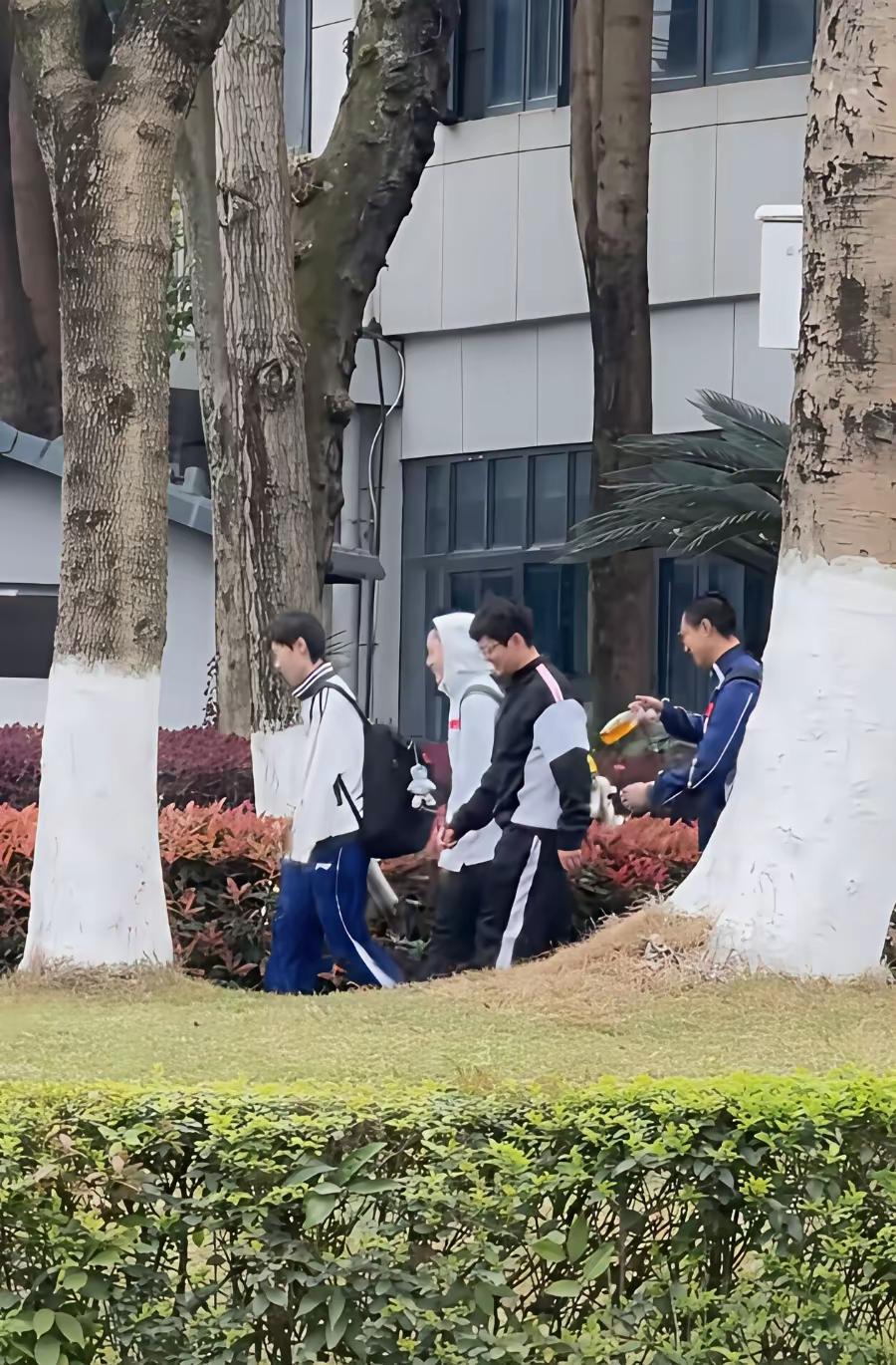 曼昱好像换体能教练了！曼昱的体能教练是孙奇，但是这段时间没有看到他跟赛。成都封