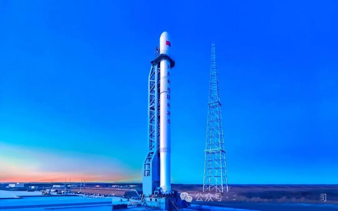 11月18日消息，据天兵科技官微，近日天龙三号火箭已经起竖，准备进行首飞前最后的