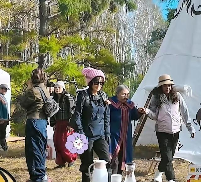 刘晓庆在鄂温克人部落里，和一个头发花白，满脸皱纹和老年斑的老奶奶合影时，刘晓庆对