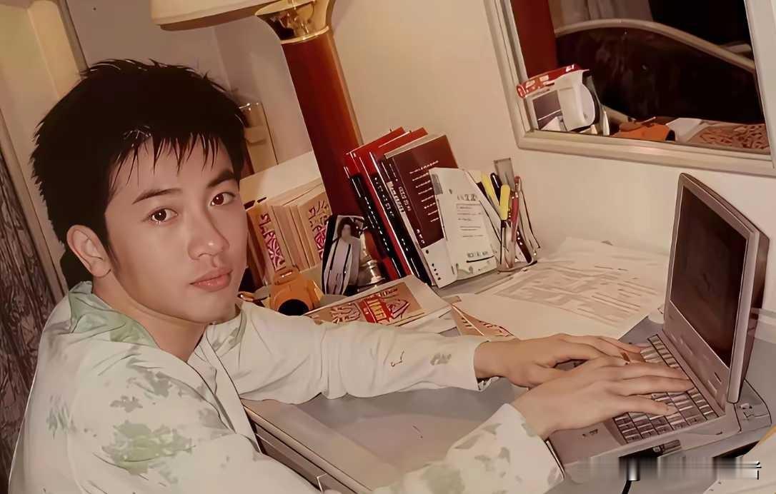 苏有朋那时候就用上笔记本了，真是厉害，要知道很多人九几年才见过大背头电脑，那时候