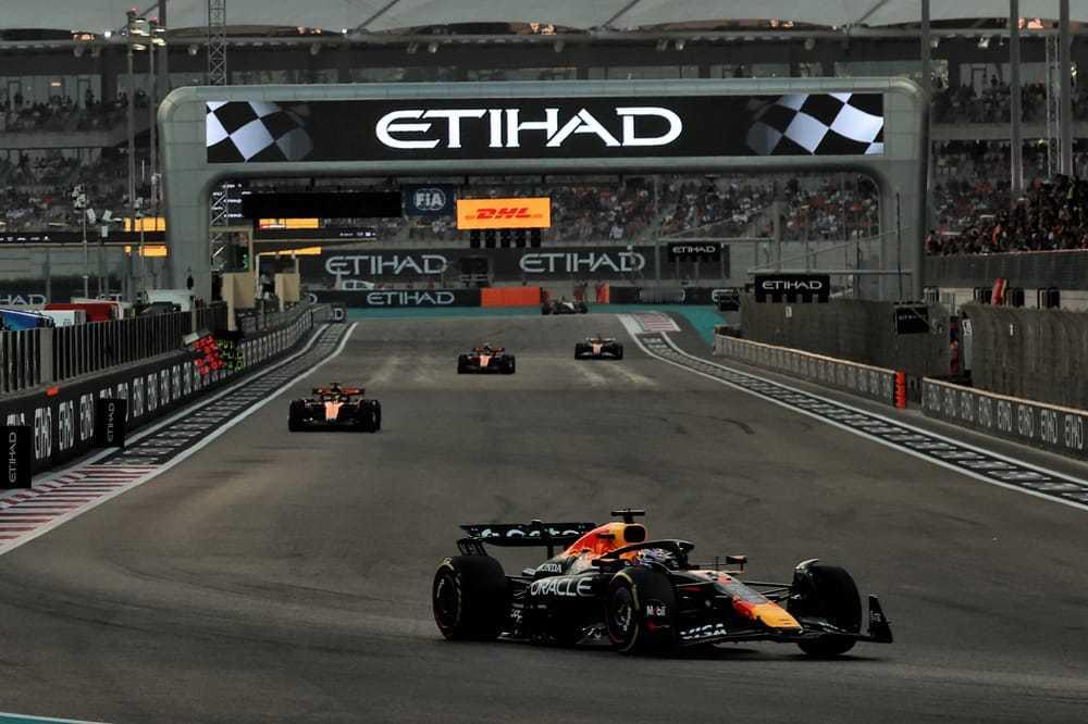 维斯塔潘在正赛没有采用压车战术，赛后他也解释了原因。迈凯伦两车不同的策略限制了红