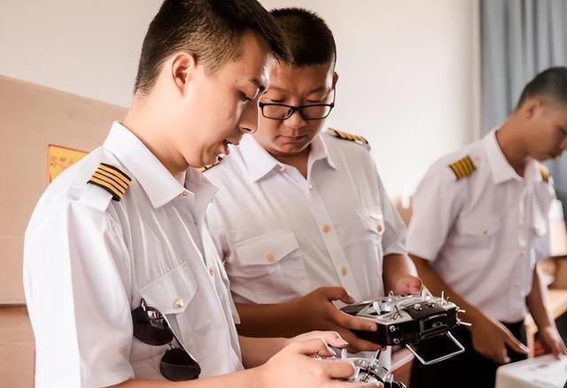 全世界都被中国惊到了，外媒爆料，中国正在疯狂扩产歼-20、歼-35两款五代隐身战