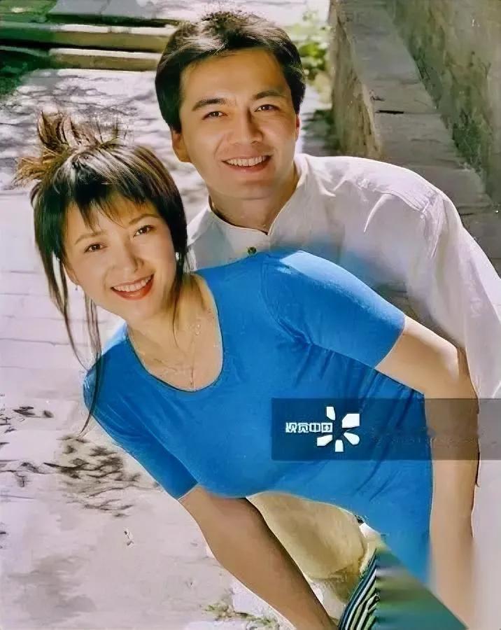 北京这场雪，比去年晚了十天。24岁的许何抱着妈妈的骨灰盒，指甲掐进掌心。