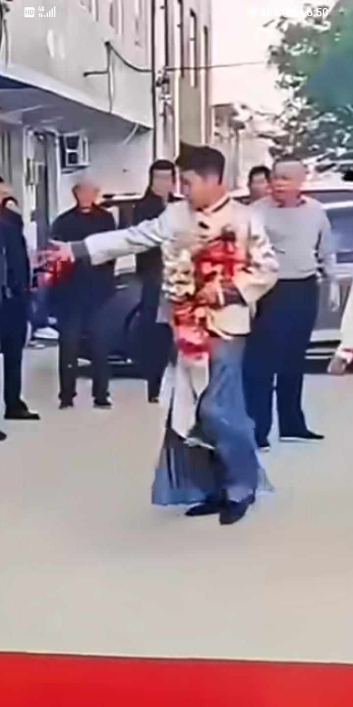 真恶心人到家了，新郎结婚当日，拿喜糖往地上扔，让父老乡亲在地上捡着吃，结果没有一