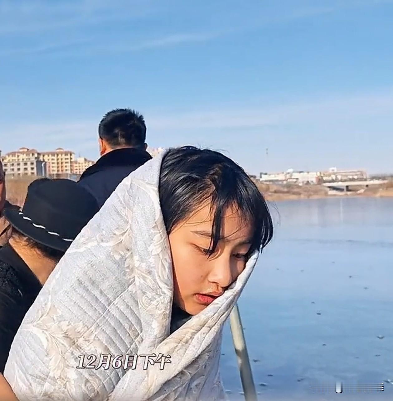 宁夏，一名4岁男孩不慎坠入冰窟，岸边大人因担心冰面再塌不敢上前，危急时刻，刚放学