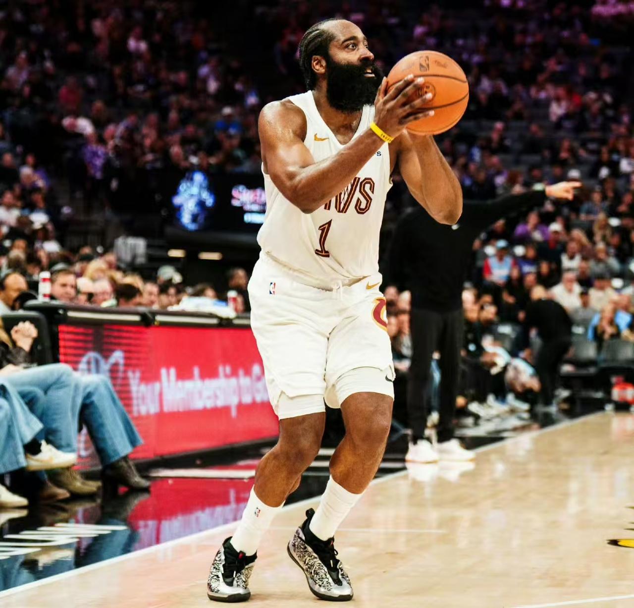 骑士132-126逆转国王，米切尔和阿伦为了哈登首秀赢球真的是拼了哈登骑士首秀